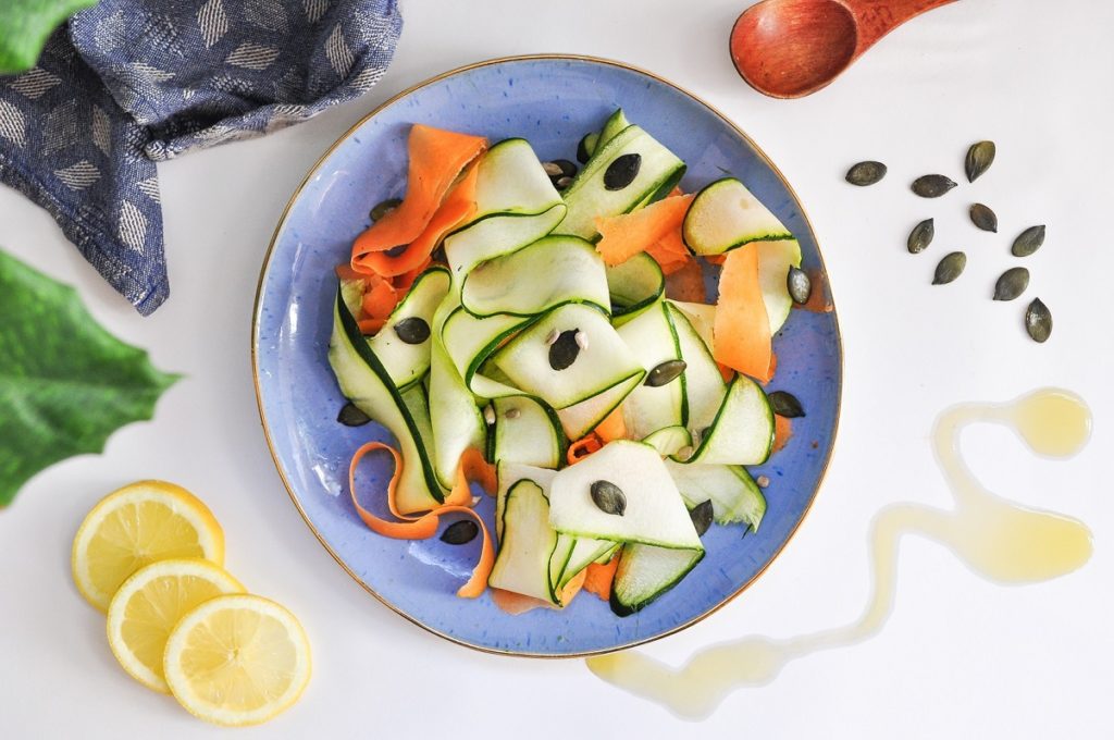 Salade crue, tagliatelles de courgettes & carottes